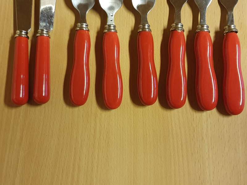 Lot of 8 Cutlery - 2 small butter knives, 3 teaspoons, 3 cake forks
