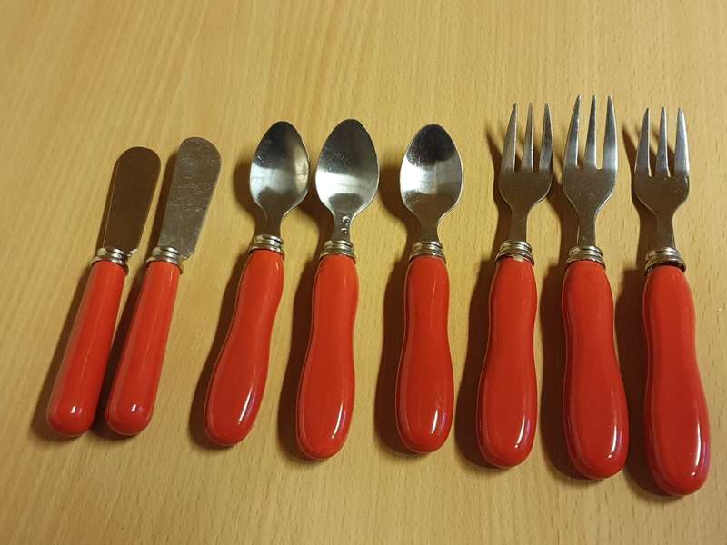 Lot of 8 Cutlery - 2 small butter knives, 3 teaspoons, 3 cake forks