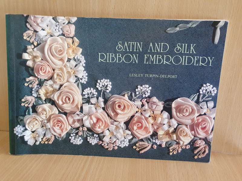 Satin and Silk Ribbon Embroidery : Lesley Turpin-Delport (Paperback)