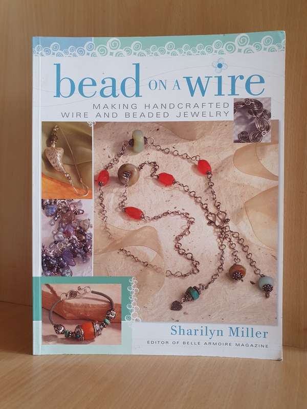 Bead on a Wire - Making handcrafted wire and beaded jewelry: Sharilyn Miller (Paperback)