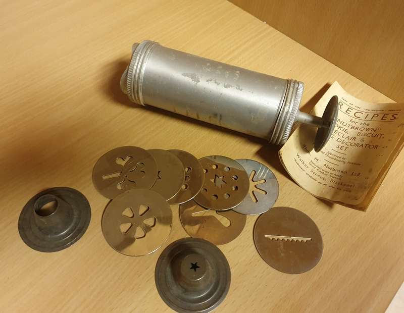 Vintage Nutbrown Cookie & Biscuit Maker