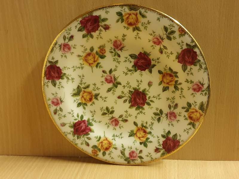Old Country Roses - Royal Albert Fine China Plate, Made in Indonesia - width 20cm