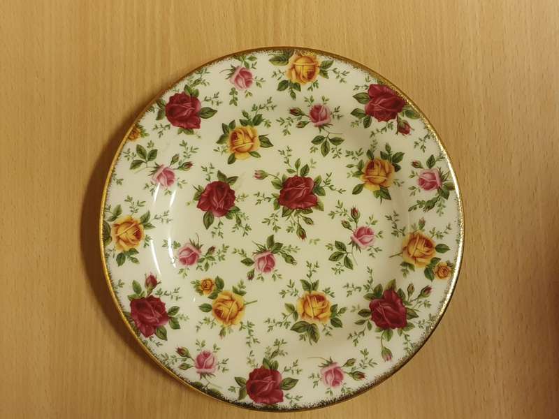 Old Country Roses - Royal Albert Fine China Plate, Made in Indonesia - width 20cm