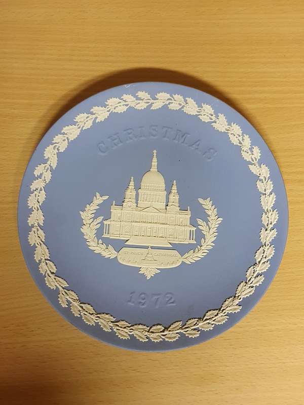 Round Wedgwood Plate - Christmas 1972 - width 20cm