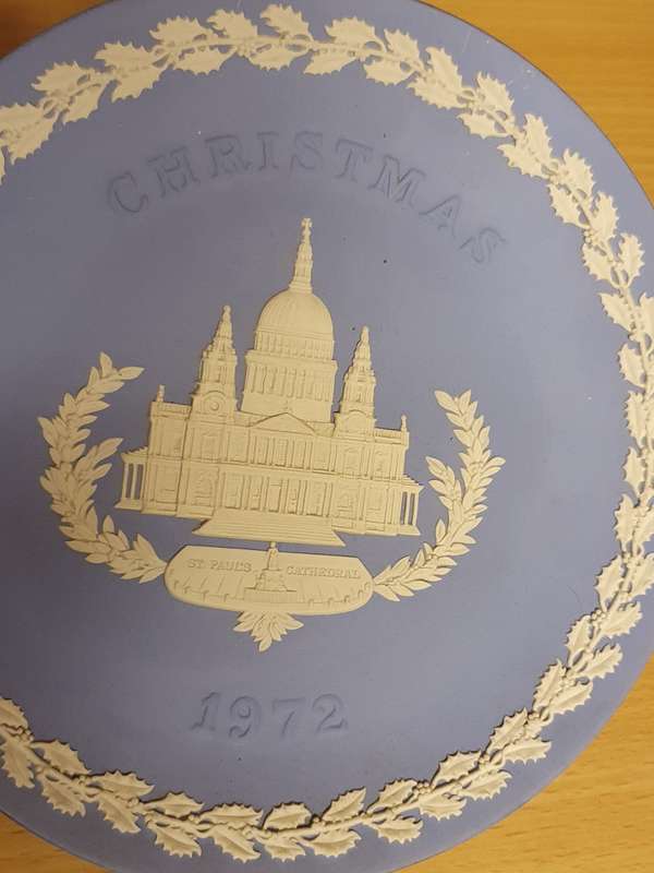 Round Wedgwood Plate - Christmas 1972 - width 20cm