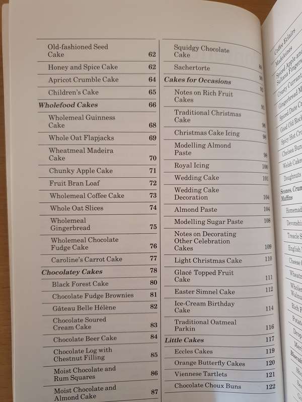Delia Smith`s Book of Cakes (Paperback)