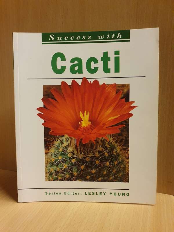 Success with Cacti : Lesley Young (Paperback)