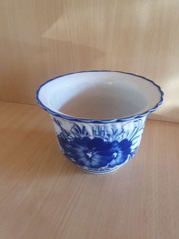 Blue & White Plant Pot/Planter (width 16cm height 11cm)
