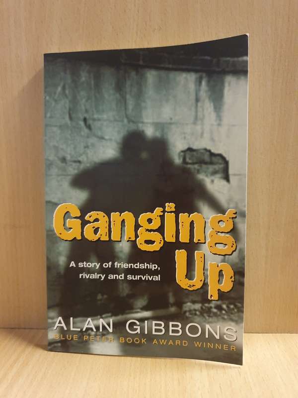 Ganging Up: Alan Gibbons (Paperback)