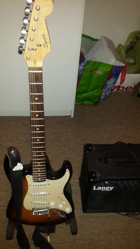 Squier bullet strat fender guitar + stand + laney hard core max amp