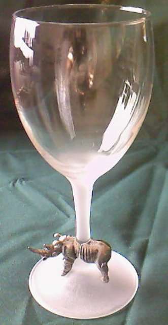 MAKOULPA WINE GLASS WITH PEWTER RHINO
