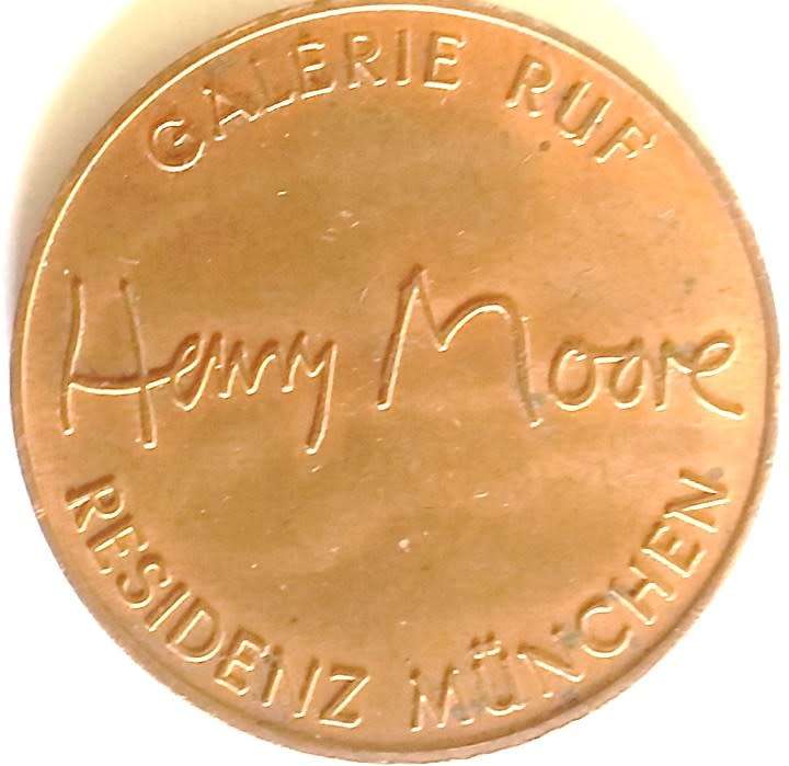 HENRY MOORE. MOTHER AND CHILD. 30mm x 30mm x2 mm. Bronze. Limited edition. Signed