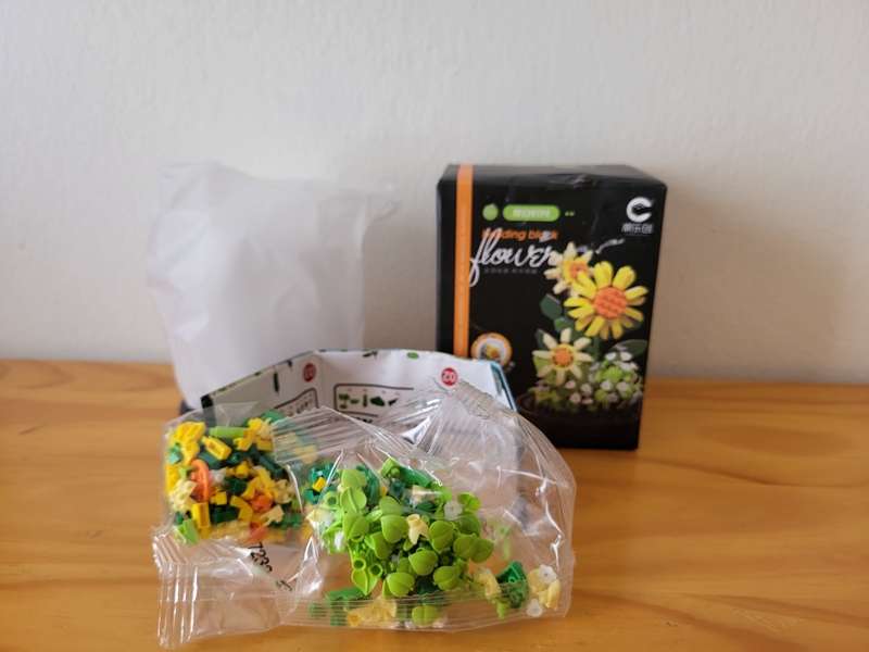 Lot of Generic LEGO flowers | With Acrylic Cover