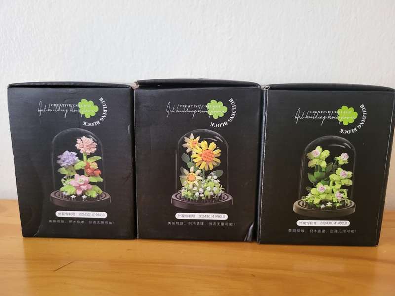 Lot of Generic LEGO flowers | With Acrylic Cover