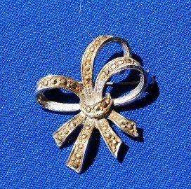 Attractive Vintage Bow Brooch - Width 30mm