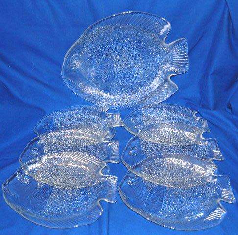 Stunning Glass Fish Platter with 6 Matching Plates. See description For Sizes
