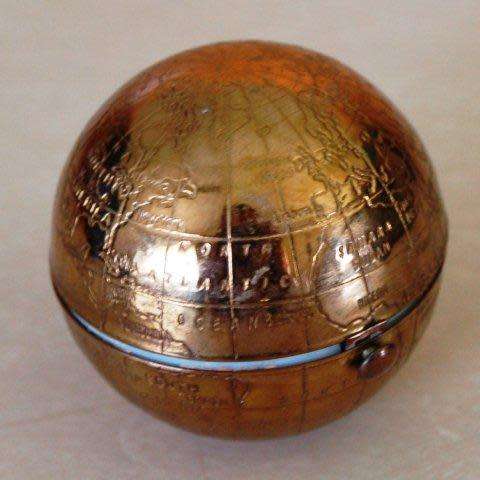 Vintage Pygmalion Globe Powder Compact - Circa 1950 - Dia 50mm - Please read description