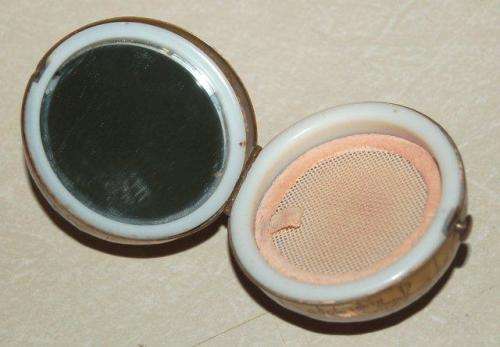 Vintage Pygmalion Globe Powder Compact - Circa 1950 - Dia 50mm - Please read description