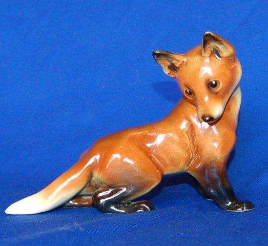 Beautiful Porcelain Fox - Very Good Condition -  Length 150mm Height 110mm