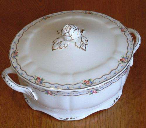 Wonderful Vintage Grindley " Royal Petal " Serving Dish with Lid - 210mm X 195mm X 80mm deep