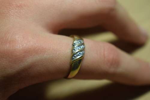 9ct Gold Ring with 3 little diamonds