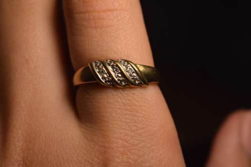 9ct Gold Ring with 3 little diamonds