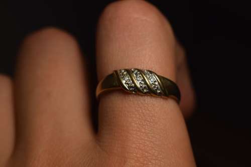 9ct Gold Ring with 3 little diamonds