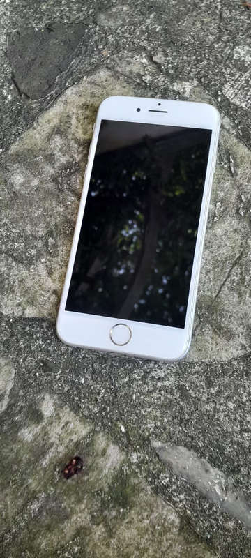 iPhone 6 128GB (with charger)