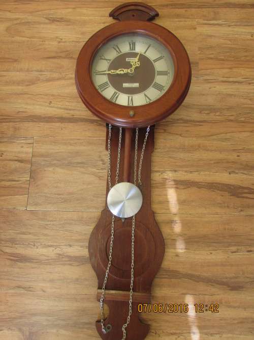 Beautifull Hanging Wall Clock (please see shipping with  description)