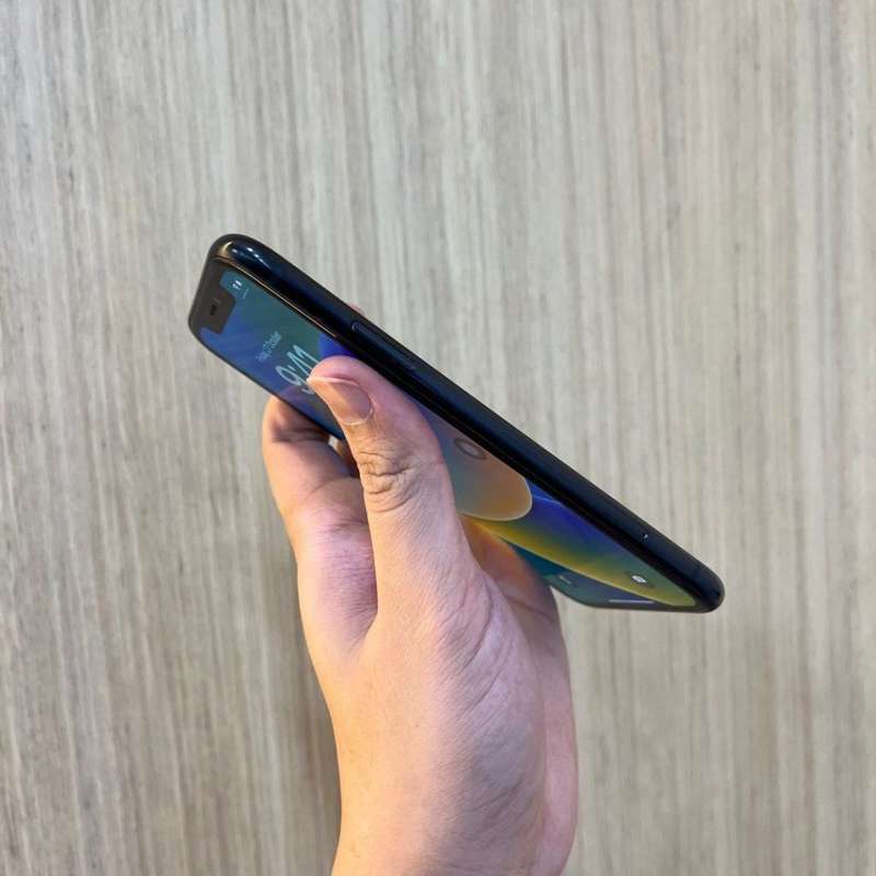 iPhone XR *NEWLY USED*