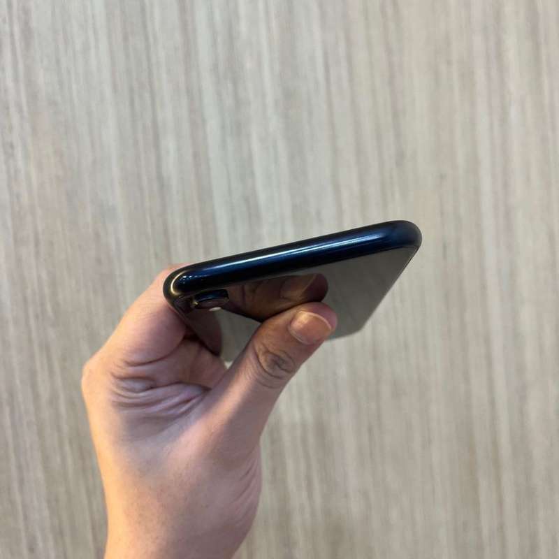 iPhone XR *NEWLY USED*