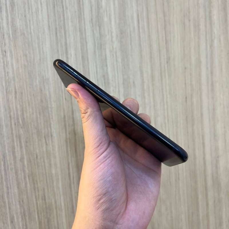 iPhone XR *NEWLY USED*