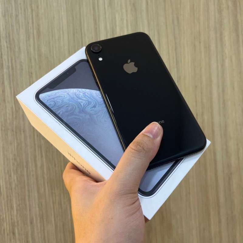 iPhone XR *NEWLY USED*