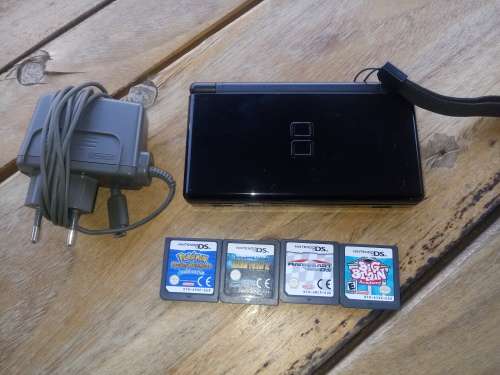 Nintendo DS lite Black console wth 4 games