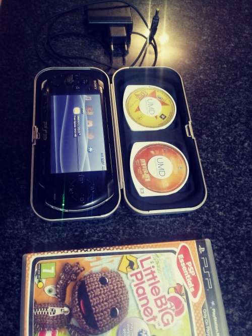 PSP 3000 with 2 games and a movie