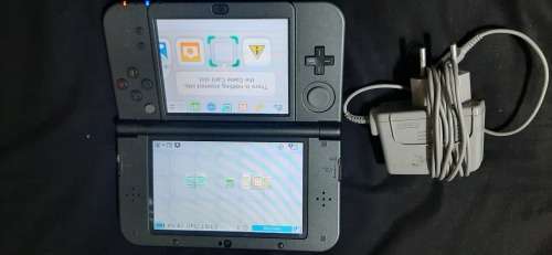 New Nintendo 3DS XL + 10 Games ( very  good condition)