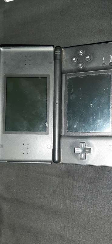 Nintendo DS Black lots of scratches + 8 games