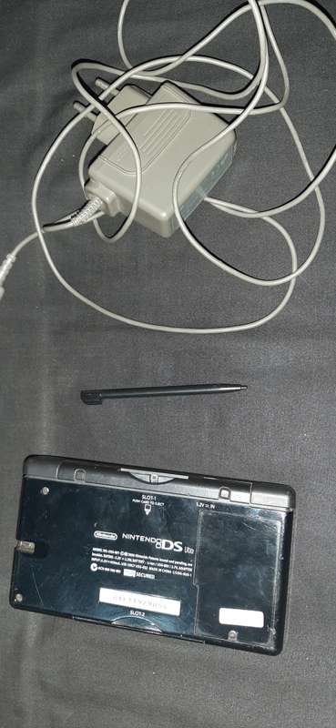 Nintendo DS Black lots of scratches + 8 games