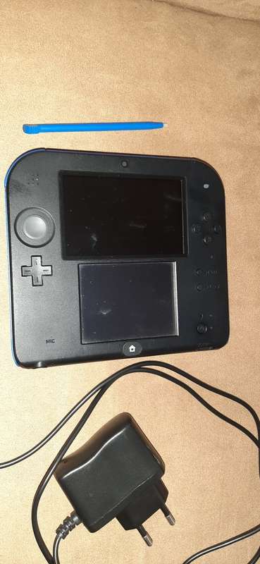 Nintendo 2DS Black and blue with 2 games