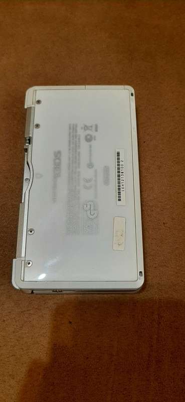 Nintendo 3DS White with 4 games ( no stylus)