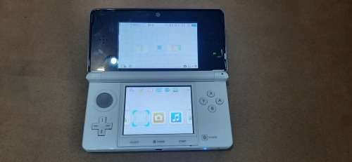 Nintendo 3DS White with 4 games ( no stylus)