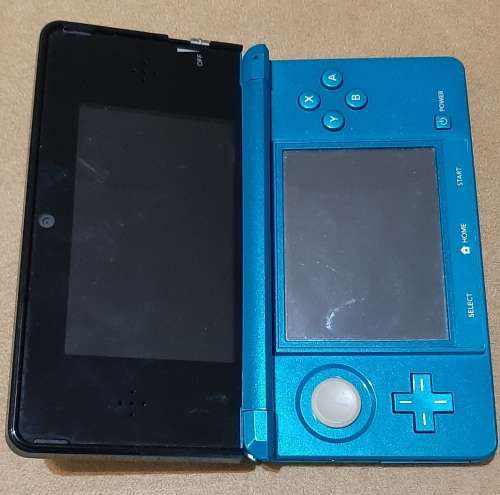 Nintendo 3DS Blue ( Good Condition) + 4 Games