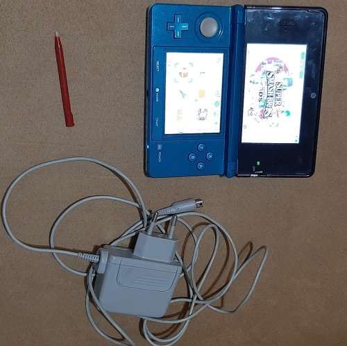 Nintendo 3DS Blue ( Good Condition) + 4 Games