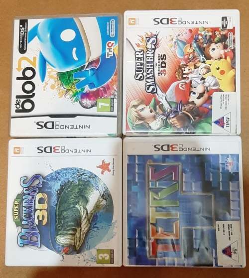 Nintendo 3DS Blue ( Good Condition) + 4 Games