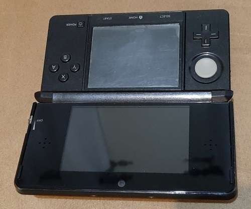 Nintendo 3DS ( Very Good Condition) + 3 Games