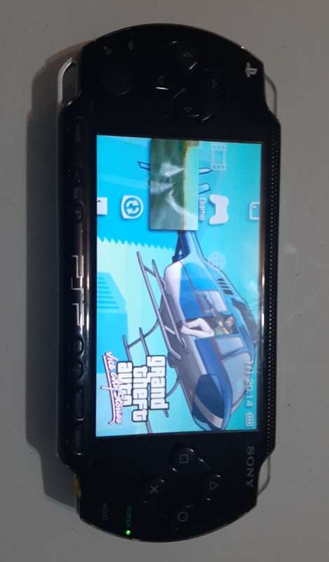PSP 1000 ( Very Good Condition + 6 Games)