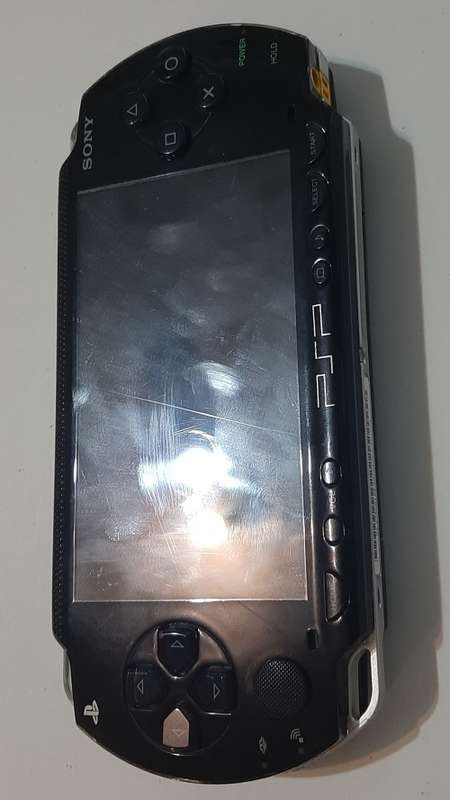 PSP 1000 ( Very Good Condition + 6 Games)