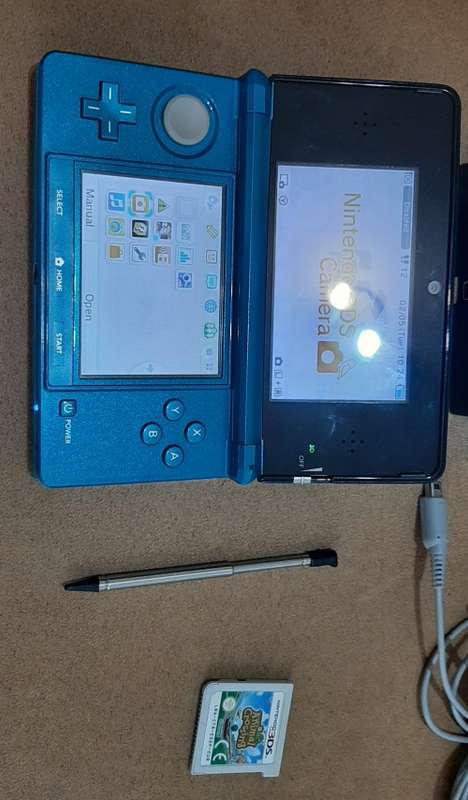 Nintendo 3DS ( Very Good Condition with 5 games