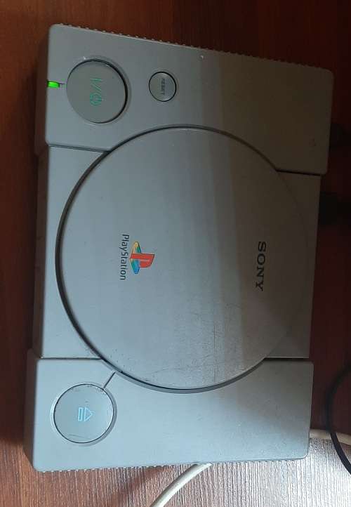 Playstation 1 ( turns on but does not read discs)