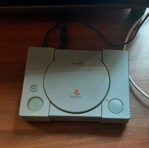 Playstation 1 ( turns on but does not read discs)